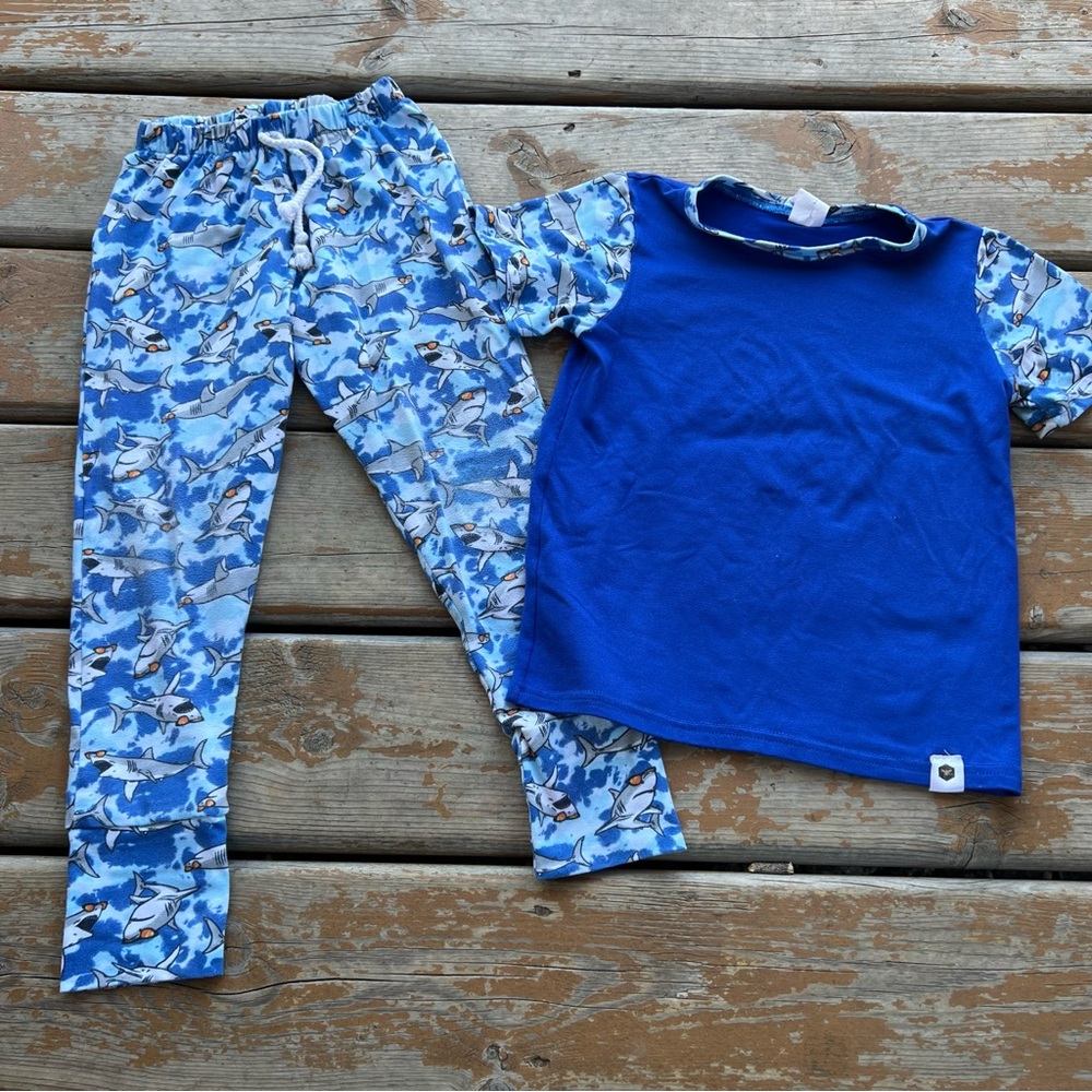 Bumblito 2 Piece Matching Shark Joggers & Short Sleeve Top - Size 5/6 Years